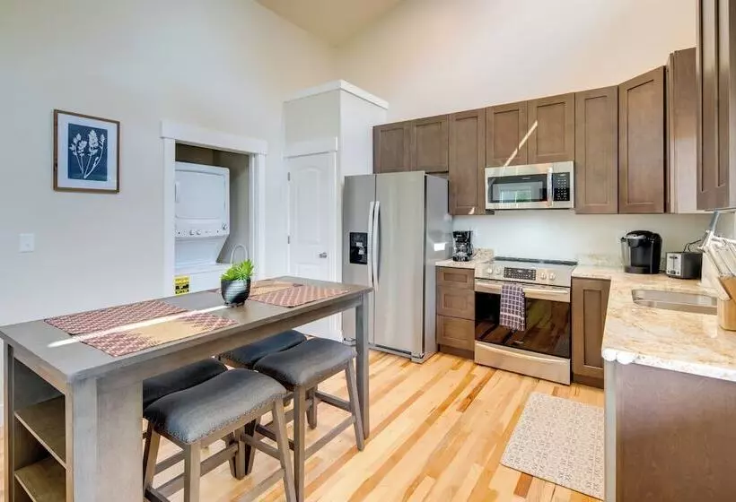 Peaceful Hendersonville Home < 2 Mi To Main St!