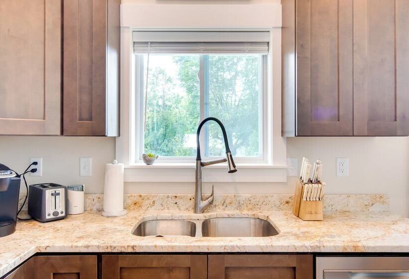 Peaceful Hendersonville Home < 2 Mi To Main St!