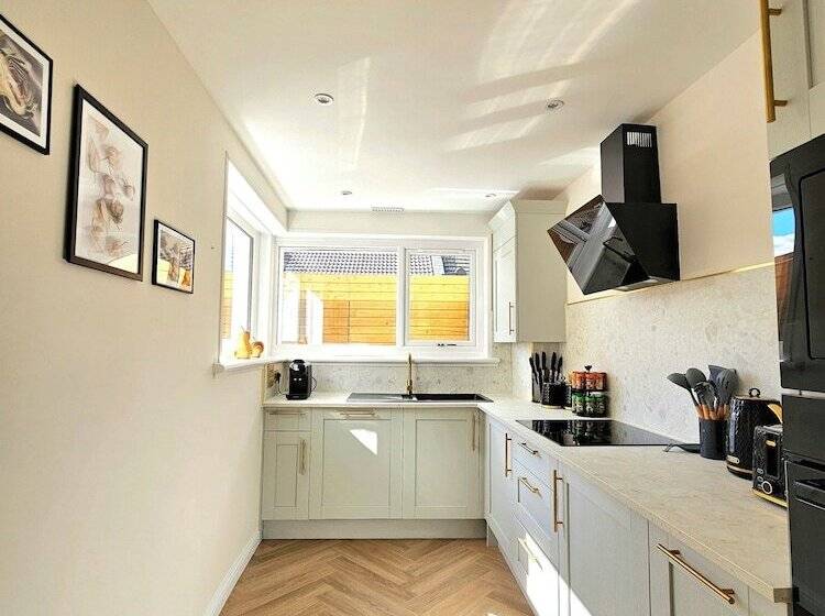 پانسیون Modern Gem With Free Parking