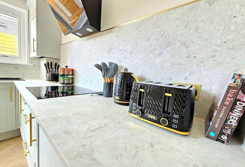 پانسیون Modern Gem With Free Parking