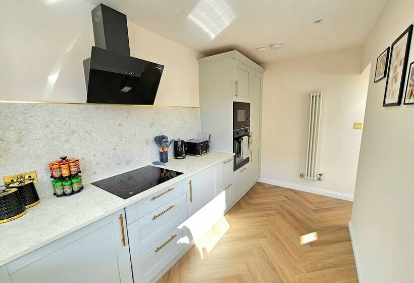 پانسیون Modern Gem With Free Parking