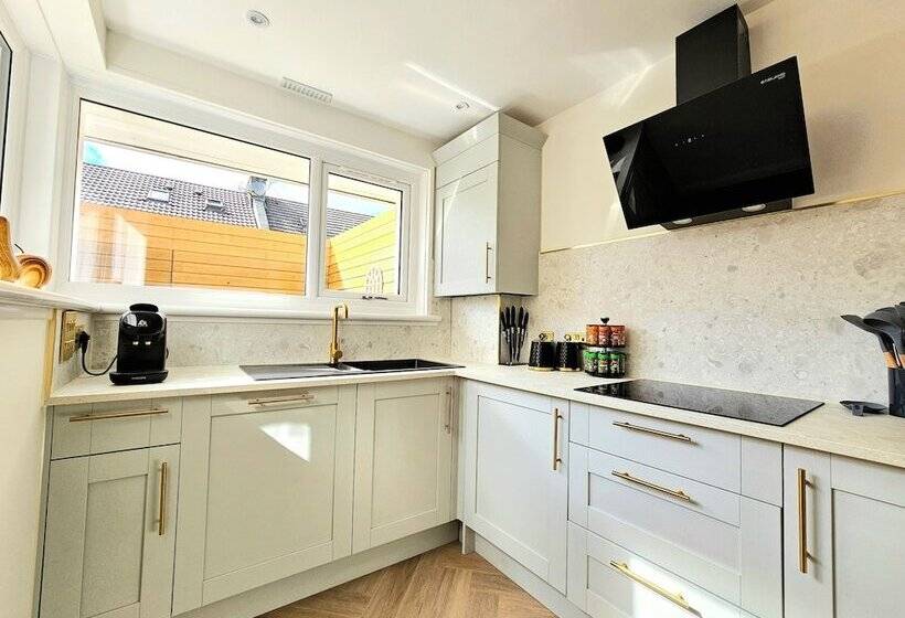 پانسیون Modern Gem With Free Parking