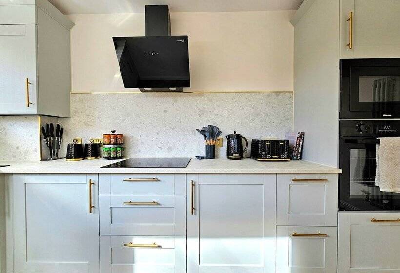 پانسیون Modern Gem With Free Parking