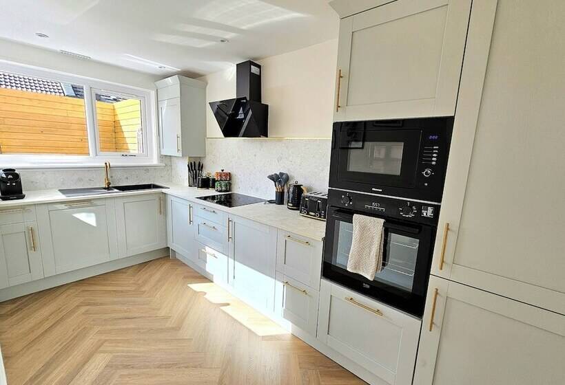 پانسیون Modern Gem With Free Parking