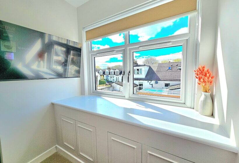 پانسیون Modern Gem With Free Parking