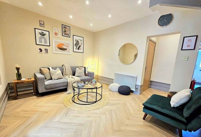 پانسیون Modern Gem With Free Parking