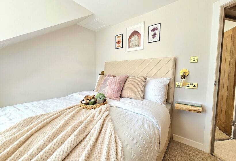 پانسیون Modern Gem With Free Parking