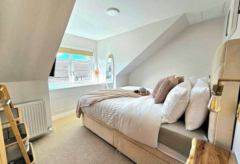 پانسیون Modern Gem With Free Parking