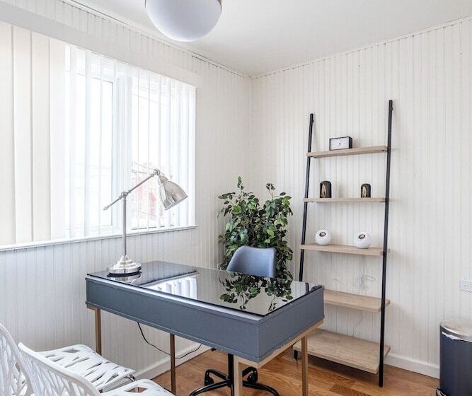 پانسیون Wells Whole House