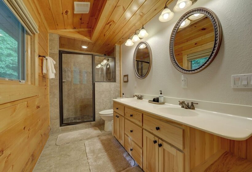 Sunset & Mountain Views: Scenic Sylva Log Cabin!