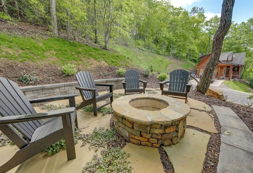 Sunset & Mountain Views: Scenic Sylva Log Cabin!