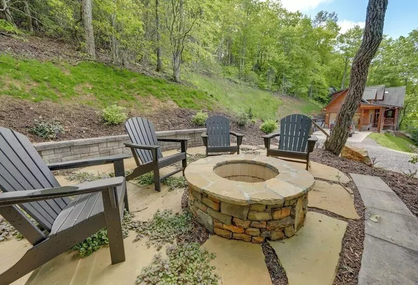 Sunset & Mountain Views: Scenic Sylva Log Cabin!