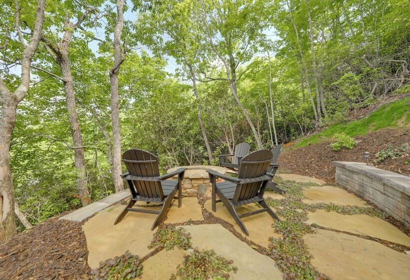Sunset & Mountain Views: Scenic Sylva Log Cabin!