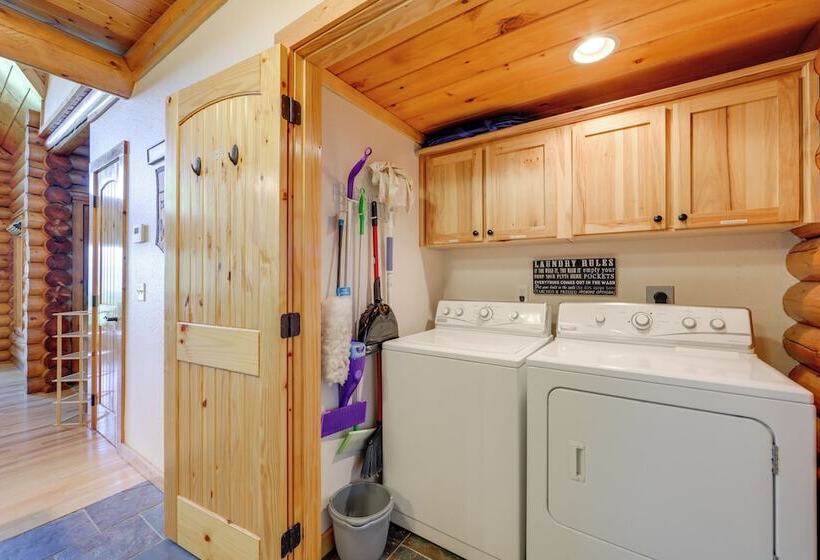 Sunset & Mountain Views: Scenic Sylva Log Cabin!