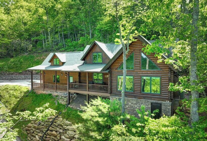 Sunset & Mountain Views: Scenic Sylva Log Cabin!