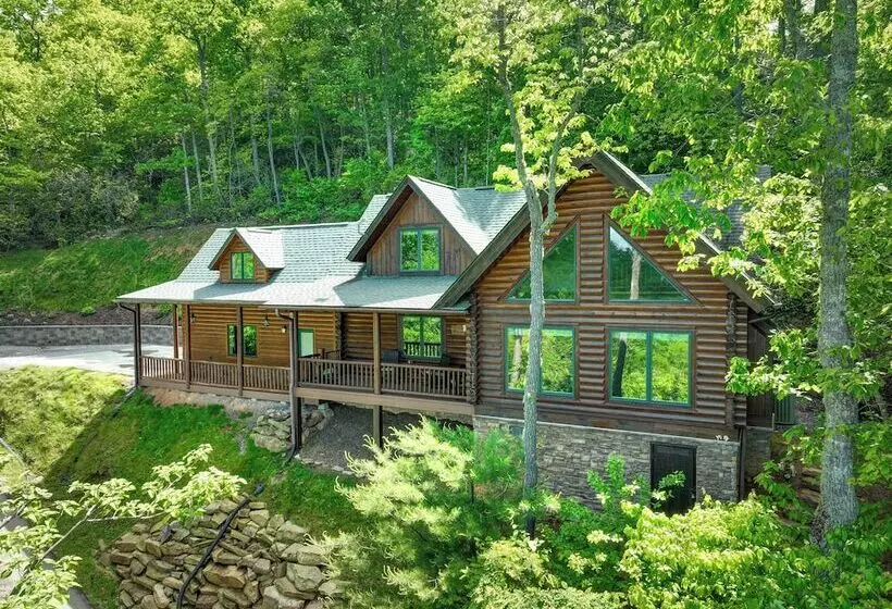 Sunset & Mountain Views: Scenic Sylva Log Cabin!