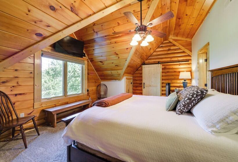 Sunset & Mountain Views: Scenic Sylva Log Cabin!