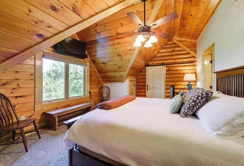 Sunset & Mountain Views: Scenic Sylva Log Cabin!