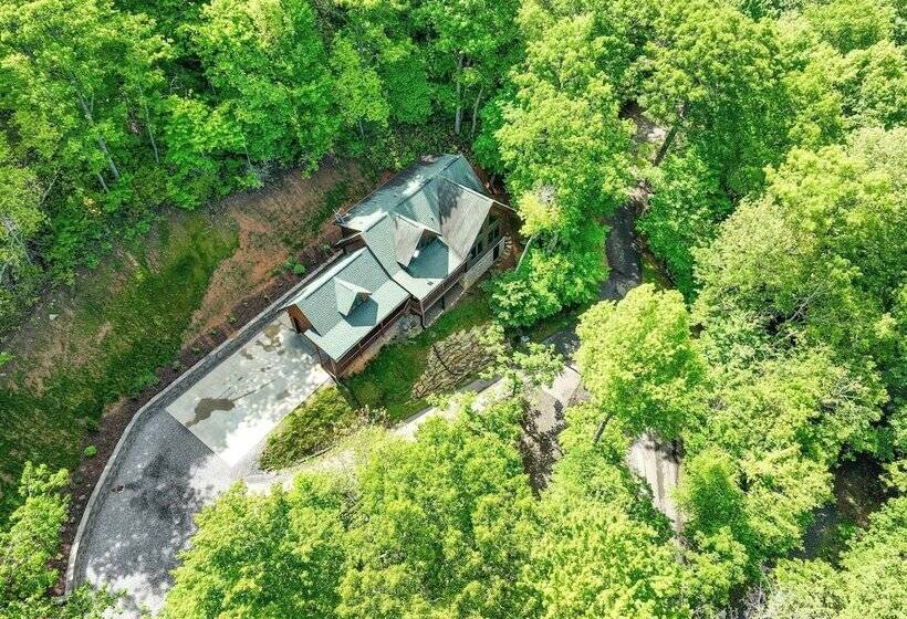Sunset & Mountain Views: Scenic Sylva Log Cabin!