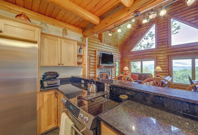 Sunset & Mountain Views: Scenic Sylva Log Cabin!