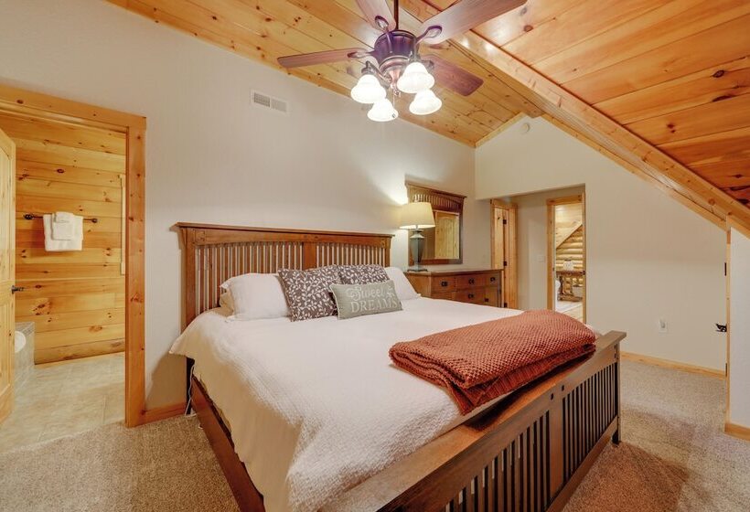 Sunset & Mountain Views: Scenic Sylva Log Cabin!