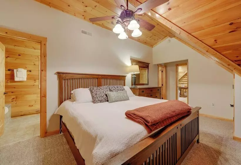 Sunset & Mountain Views: Scenic Sylva Log Cabin!