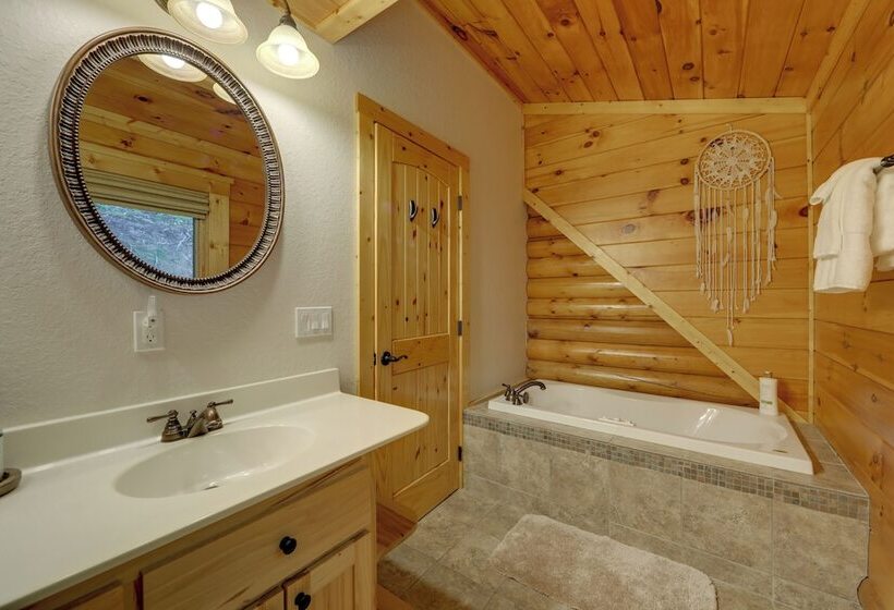 Sunset & Mountain Views: Scenic Sylva Log Cabin!