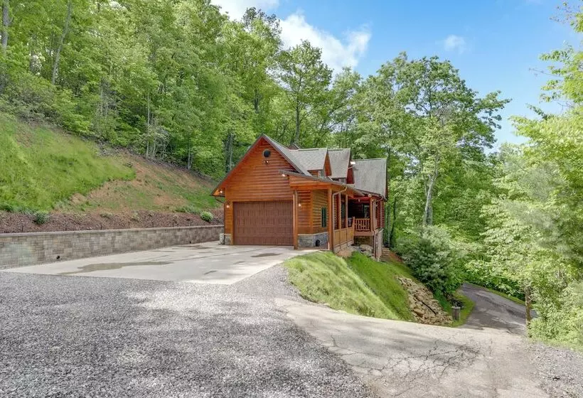 Sunset & Mountain Views: Scenic Sylva Log Cabin!