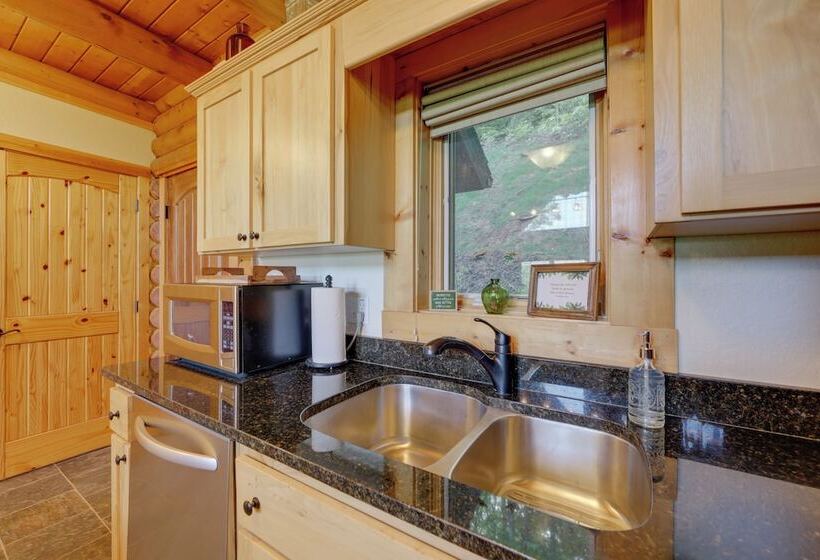 Sunset & Mountain Views: Scenic Sylva Log Cabin!