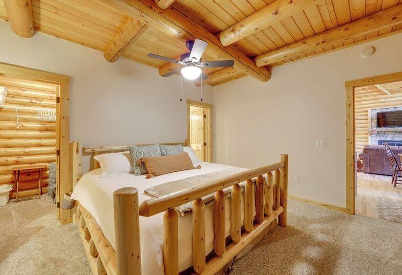 Sunset & Mountain Views: Scenic Sylva Log Cabin!