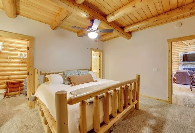 Sunset & Mountain Views: Scenic Sylva Log Cabin!