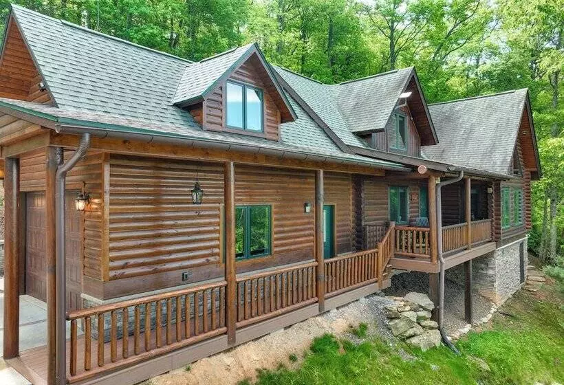 Sunset & Mountain Views: Scenic Sylva Log Cabin!