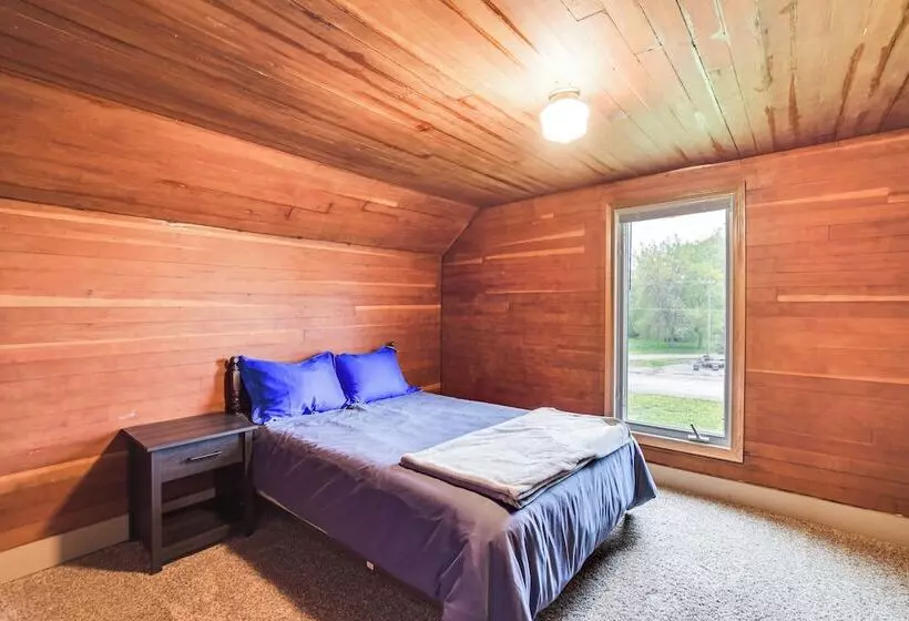 Serene Devils Lake House W/ Deck + Fire Pit!