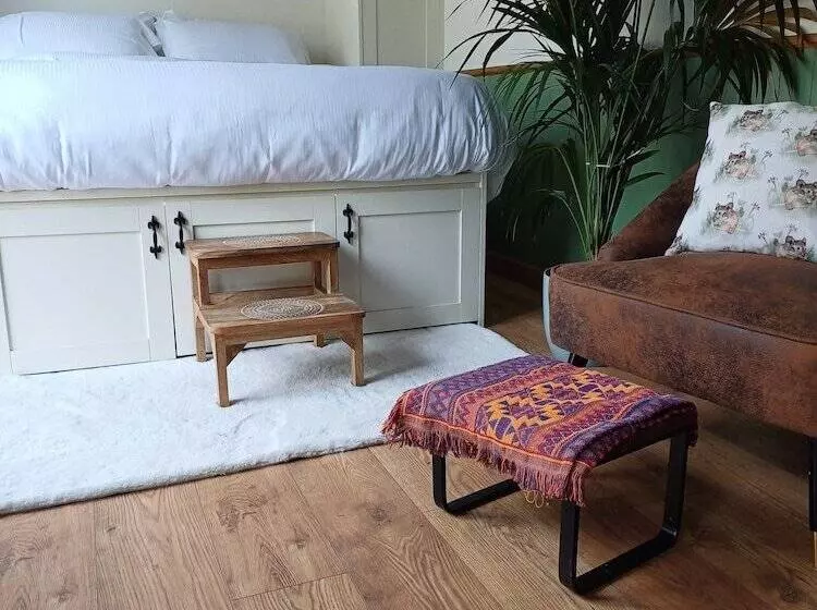 The Botanist   Luxury Cabin With Hot Tub Near York