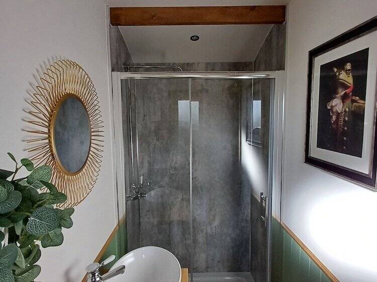 The Botanist Luxury Cabin With Hot Tub Near York