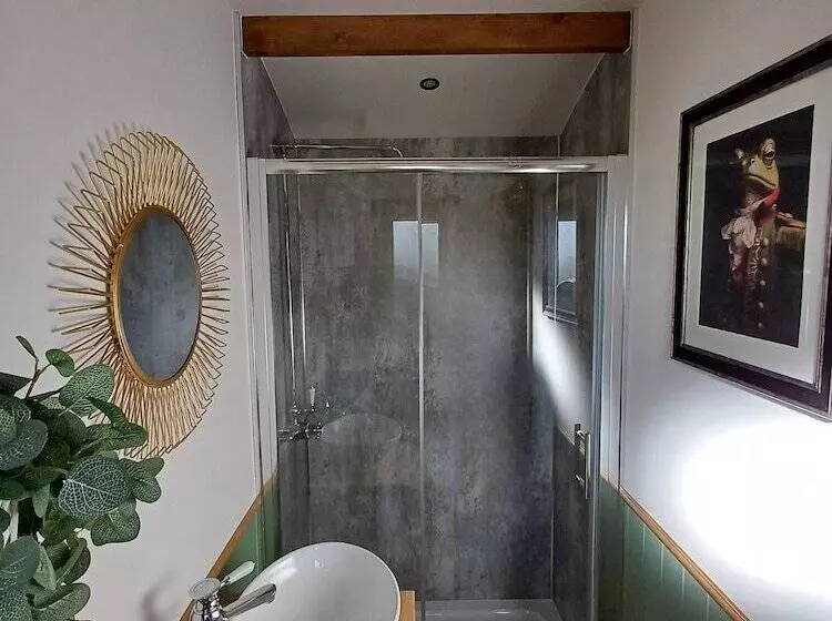 The Botanist   Luxury Cabin With Hot Tub Near York