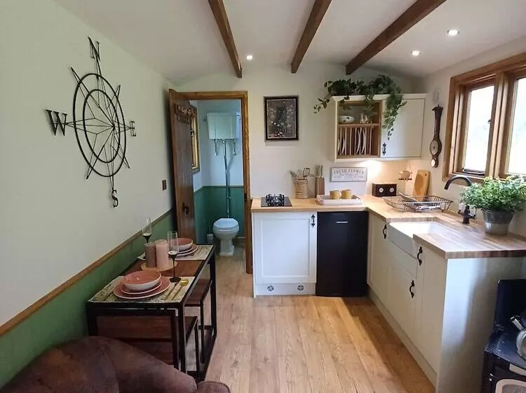 The Botanist   Luxury Cabin With Hot Tub Near York