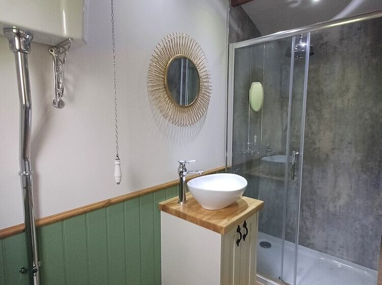 The Botanist Luxury Cabin With Hot Tub Near York