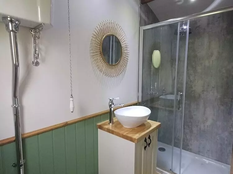 The Botanist   Luxury Cabin With Hot Tub Near York