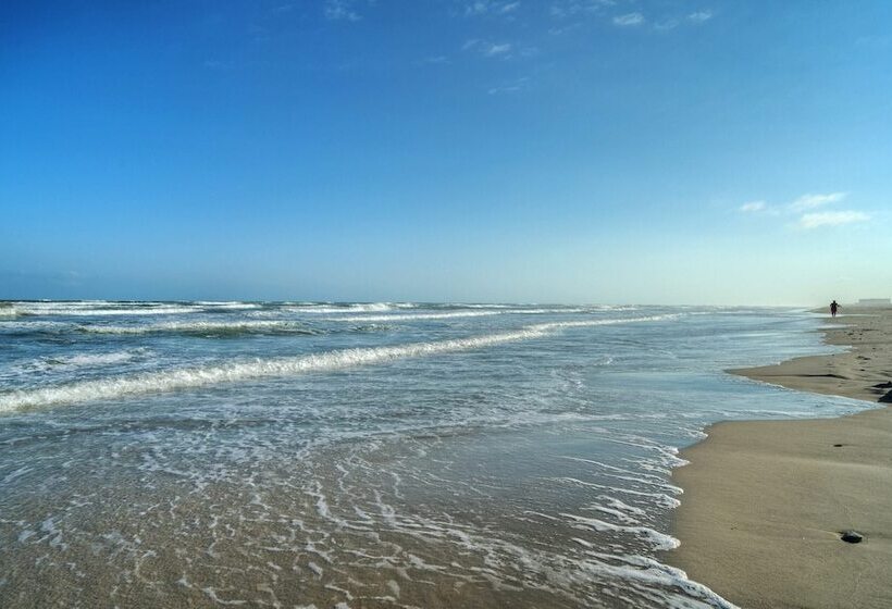 Beach Bungalow By Avantstay Pool + Boardwalk