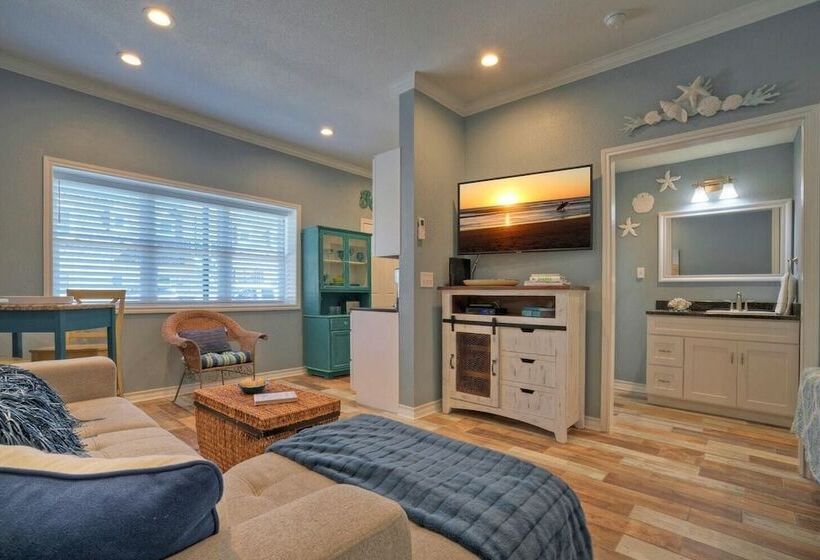 Beach Bungalow By Avantstay Pool + Boardwalk