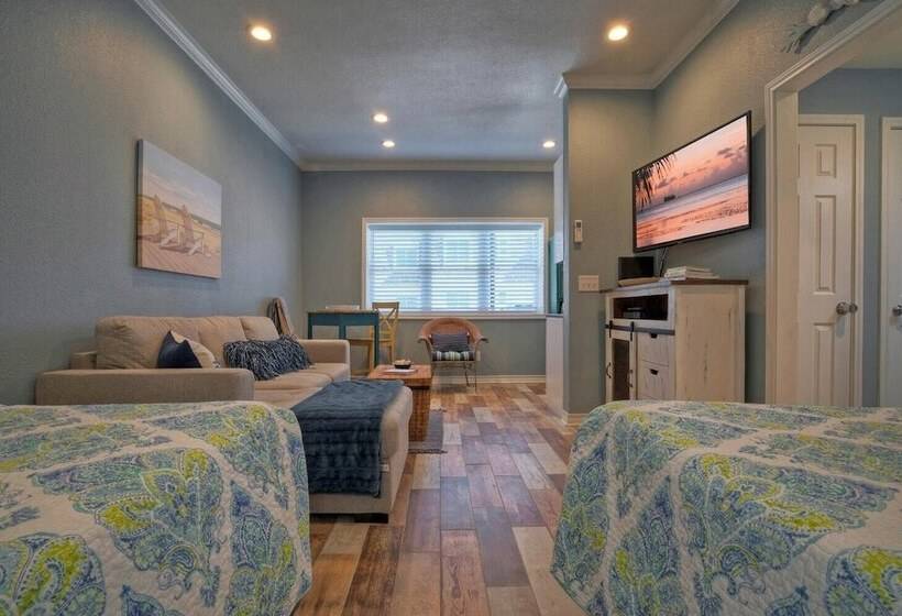 Beach Bungalow By Avantstay Pool + Boardwalk