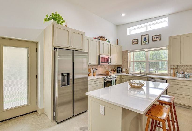 Tranquil Retreat: Half Mi To Cedar Creek Reservoir