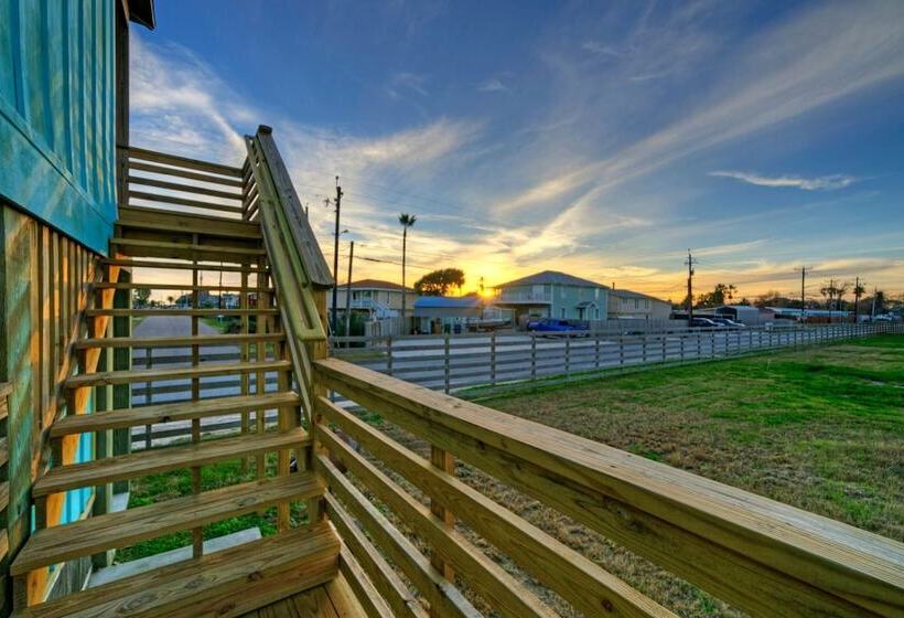 Shared Pool W/ Bay Views, Boat Dock Fishing Big Slough By Avantstay