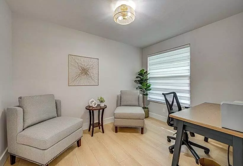 Chic Naples Home W/ Pool & Hot Tub, 4 Mi To Beach!