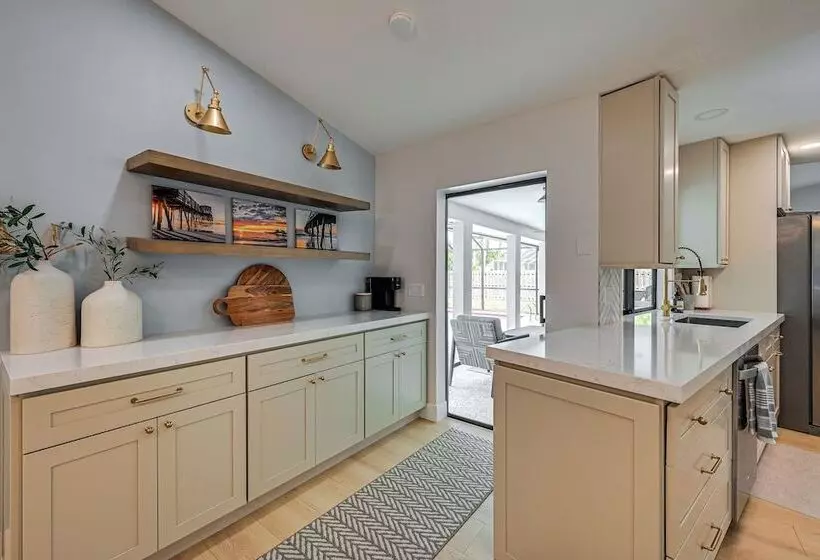 Chic Naples Home W/ Pool & Hot Tub, 4 Mi To Beach!