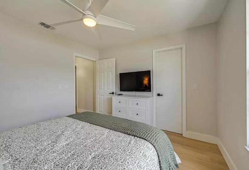 Chic Naples Home W/ Pool & Hot Tub, 4 Mi To Beach!