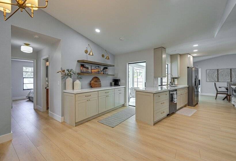 Chic Naples Home W/ Pool & Hot Tub, 4 Mi To Beach!