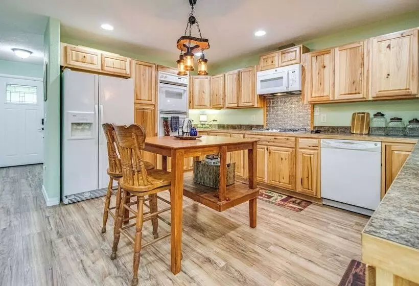 Cotter Home W/ Deck ~ 1 Mi To Big Spring Park!