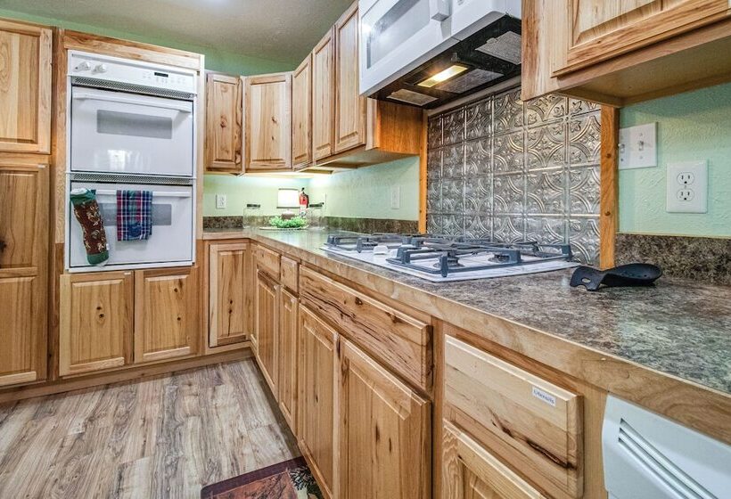 Cotter Home W/ Deck ~ 1 Mi To Big Spring Park!